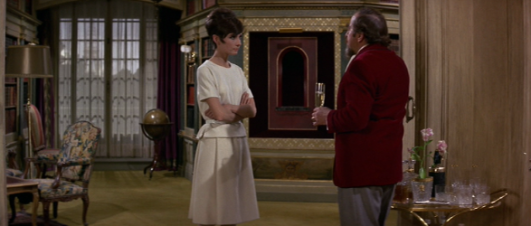 Audrey Hepburn e Hugh Griffith in "Come rubare un milione di dollari e vivere felici" (1966)