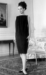Audrey Hepburn con uno dei vestiti "a sacco" di Givenchy