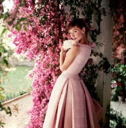 Audrey Hepburn nel 1950 immortalata da Norman Parkinson. L'abito è di Givenchy.