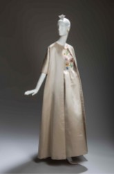 Quest'abito (collezione primavera-estate 1961) venne indossato da Jackie Kennedy durante la visita ufficiale del marito in Francia (1961).