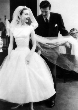Givenchy dà gli ultimi ritocchi all'abito da sposa usato in "Funny Face" (1957)